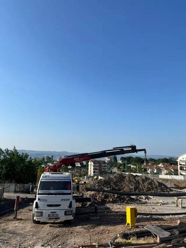 Şantiyede vinç çalışması