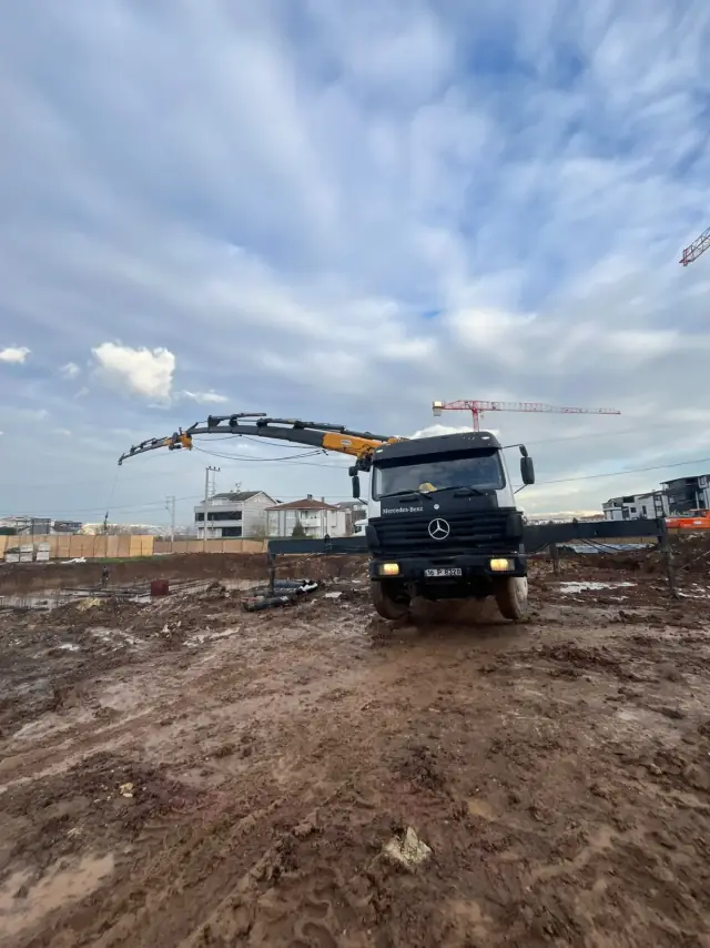 BRT mobil vinç sahada çalışırken